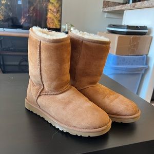 UGGS - Womens 6
